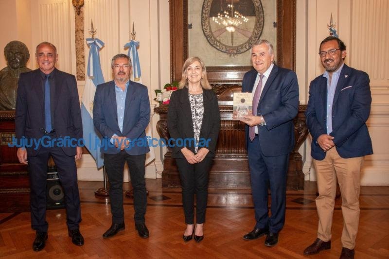 Morales recibió a María Carlota del Campo, autora del libro "Tierra ardiente" 2 Morales recibio a Maria Carlota del Campo autora del libro Tierra ardiente 3