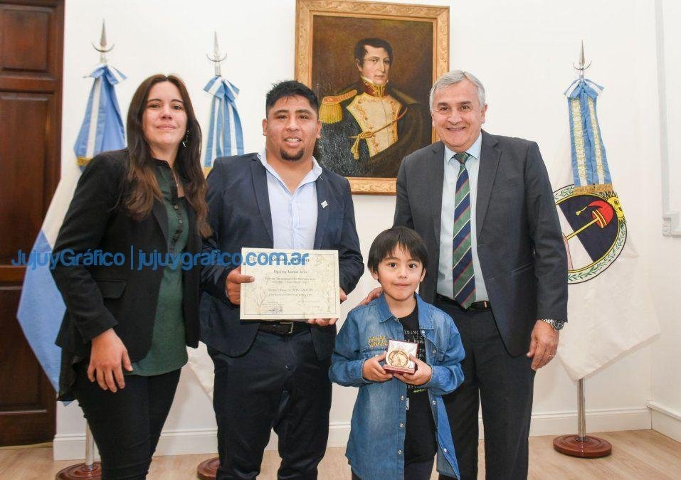 Morales recibio a Nahuel Aleman Camacho premiado en Francia por un cuadro del cerro de los Siete Colores 1