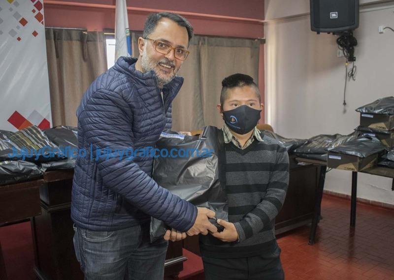 Reunión de concejales, el Consejo Vecinal y Policía de la Provincia 8 Entrega de uniformes a empleados del Concejo Deliberante 1