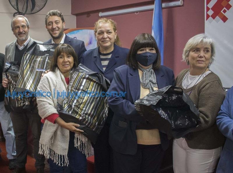 Reunión de concejales, el Consejo Vecinal y Policía de la Provincia 7 Entrega de uniformes a empleados del Concejo Deliberante 2