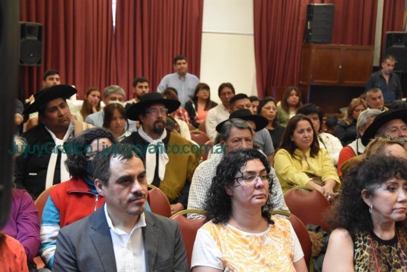 Disertacion sobre el poncho jujeno en la Legislatura 1
