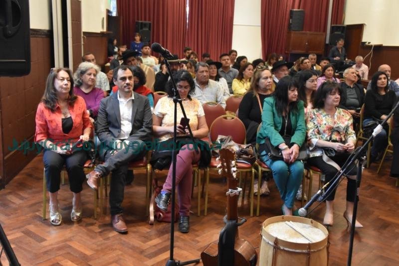 Disertacion sobre el poncho jujeno en la Legislatura 5