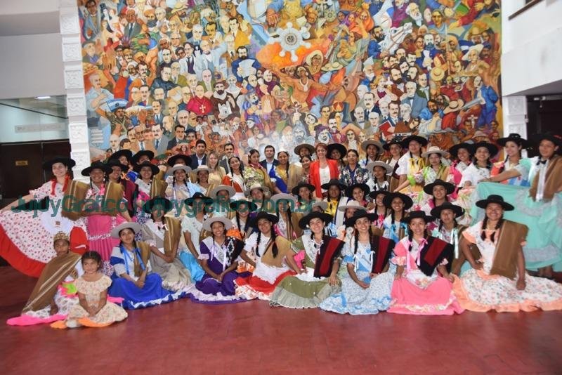 Paisanas de centros gauchos visitaron la Legislatura 2