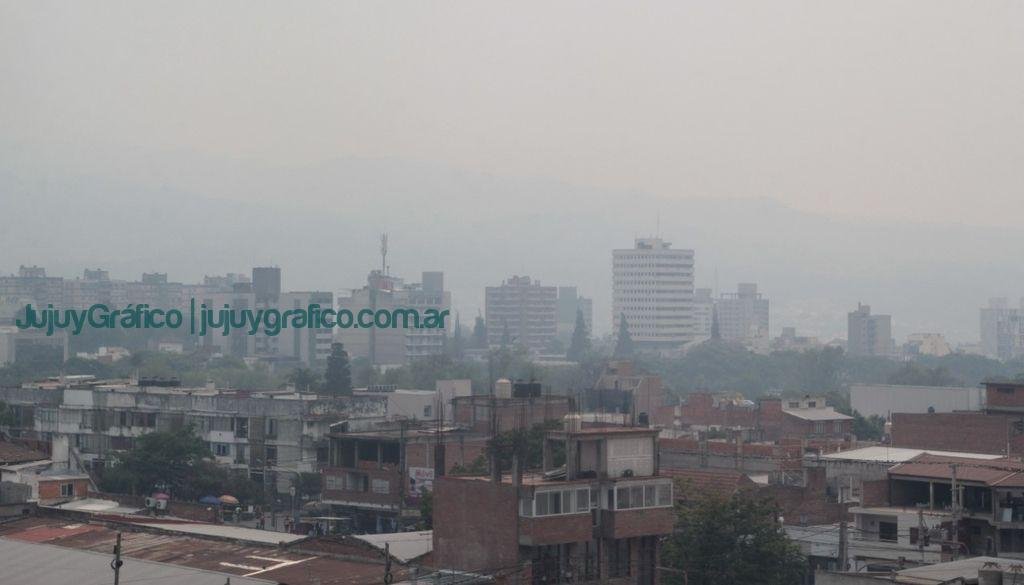 Por la presencia de humo en el ambiente recomiendan cuidados en la salud 8 humo en San Salvador de Jujuy foto El Tribuno