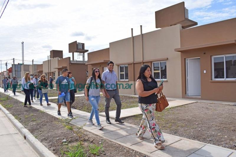 50 preadjudicatarios recorrieron sus futuras viviendas en Alto Comedero 2