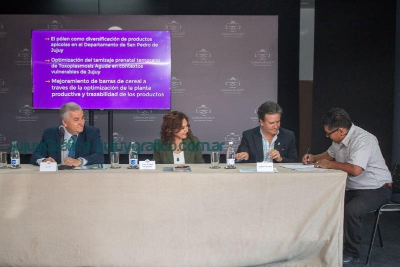 Morales entregó 100 millones de pesos para el desarrollo de proyectos de innovación 2 Morales entrego 100 millones de pesos para el desarrollo de proyectos de innovacion 1
