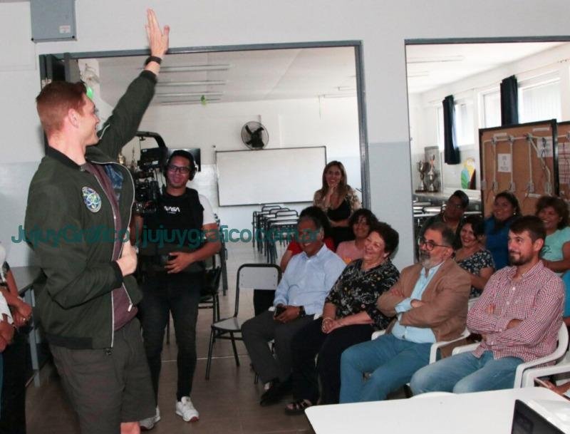 Cientificos y expertos de la NASA dieron conferencia en escuela Marina Vilte 3