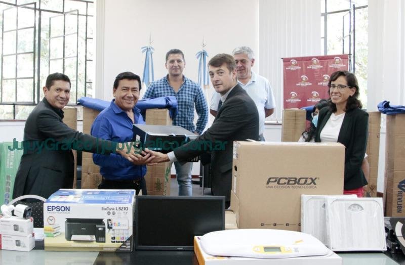 Equipamiento para descentralizar los servicios de salud 2 Equipamiento para descentralizar los servicios de salud San Salvador de Jujuy3