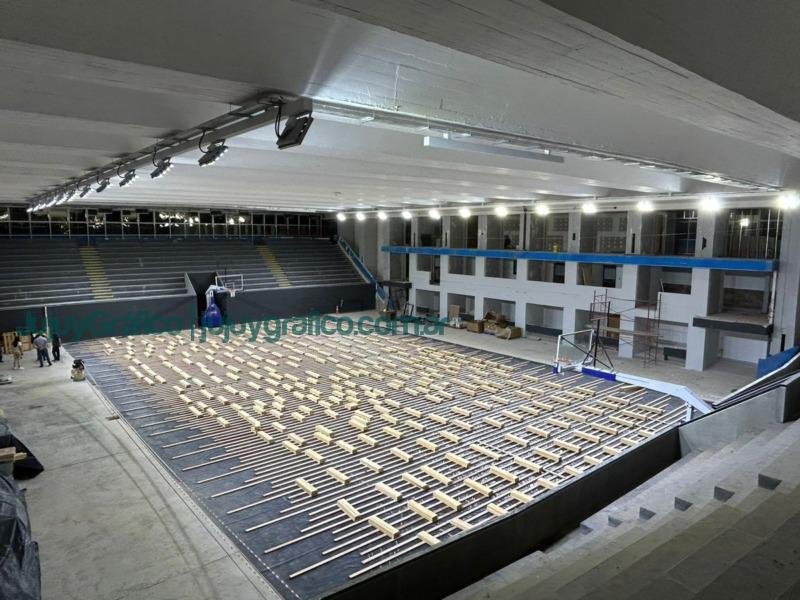 Instalan piso reglamentario del estadio de la Federación de Básquet de Jujuy