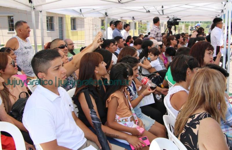 Morales entrego 50 viviendas construidas con recursos provinciales 06