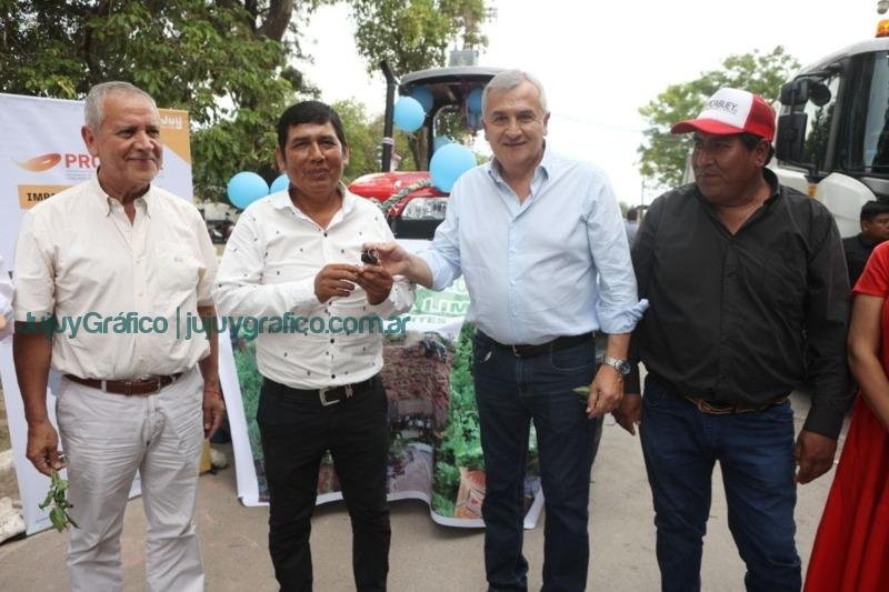 Morales entregó un tractor, moto y alarma comunitaria en Aguas Calientes 2 Morales entrego un tractor moto y alarma comunitaria en Aguas Calientes 1
