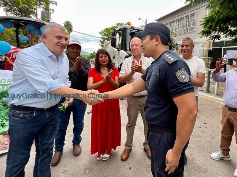 Morales entregó un tractor, moto y alarma comunitaria en Aguas Calientes 4 Morales entrego un tractor moto y alarma comunitaria en Aguas Calientes 4