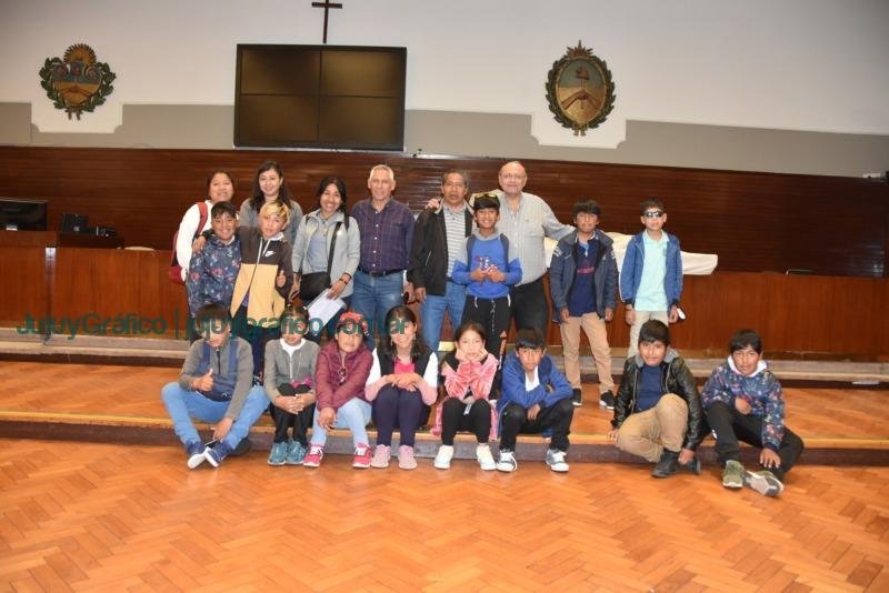 Alumnos de Cátua visitaron la Legislatura de Jujuy 16 Alumnos de Cátua visitaron la Legislatura de Jujuy