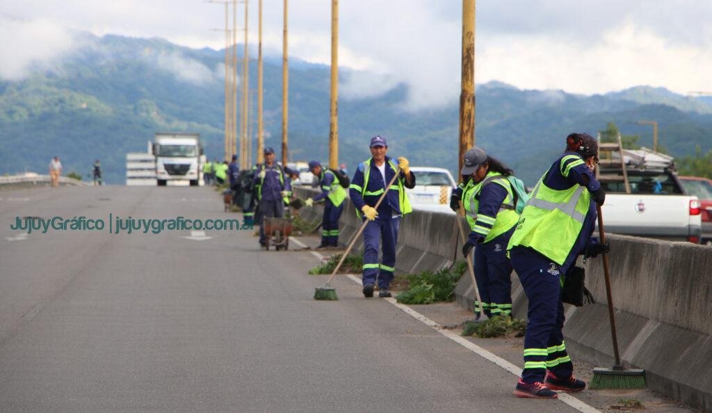 Limpieza y recolección de residuos en la Avenida Gral. Savio 2 Prosiguen a buen ritmo los operativos de limpieza eliminacion de micro basurales y recoleccion de residuos y aridos en toda la extension de la Avenida Gral. Savio 1