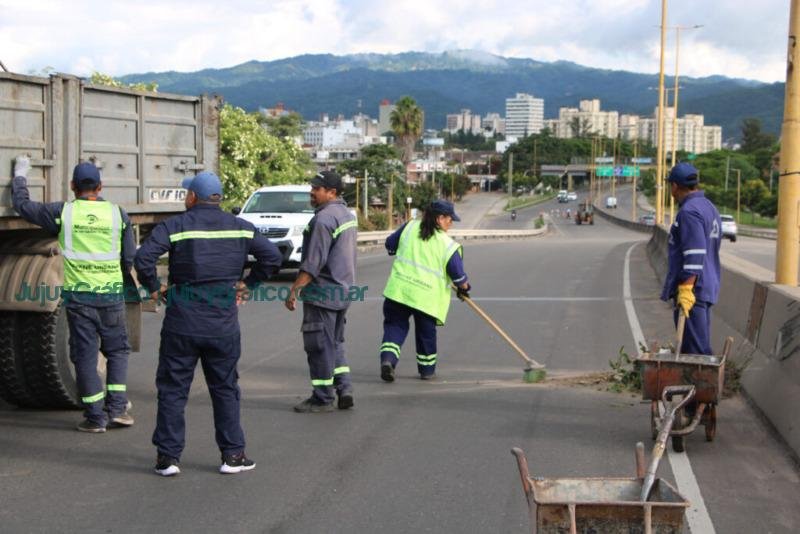 Limpieza y recolección de residuos en la Avenida Gral. Savio 3 Limpieza y recolección de residuos en la Avenida Gral. Savio San Salvador de Jujuy
