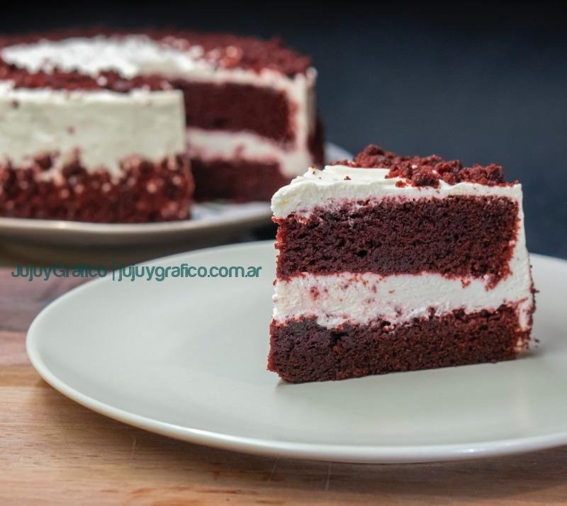 torta, pastel en rodajas en plato de cerámica blanca mesa dulce