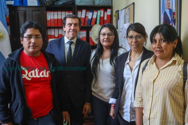 Carlos Sadir entrego fondos para obras del polideportivo de Olaroz Chico