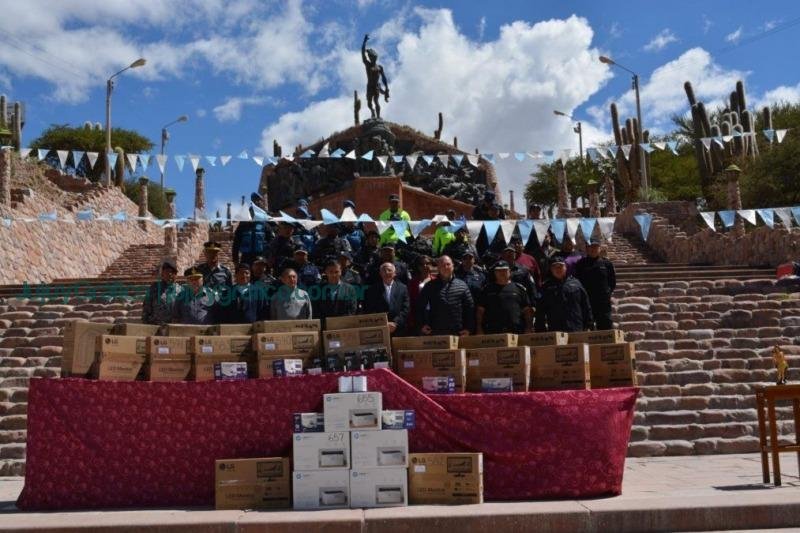 Entrega de computadoras a comisarías de Humahuaca y La Quiaca 1 Entrega de computadoras a comisarias de Humahuaca y La Quiaca 3