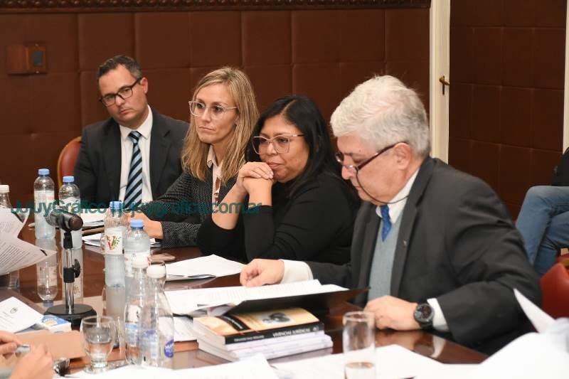 Autoridades del Colegio de Magistrados y jueces hicieron aportes a la reforma constitucional 4 Autoridades del Colegio de Magistrados y jueces hicieron aportes a la reforma constitucional 35