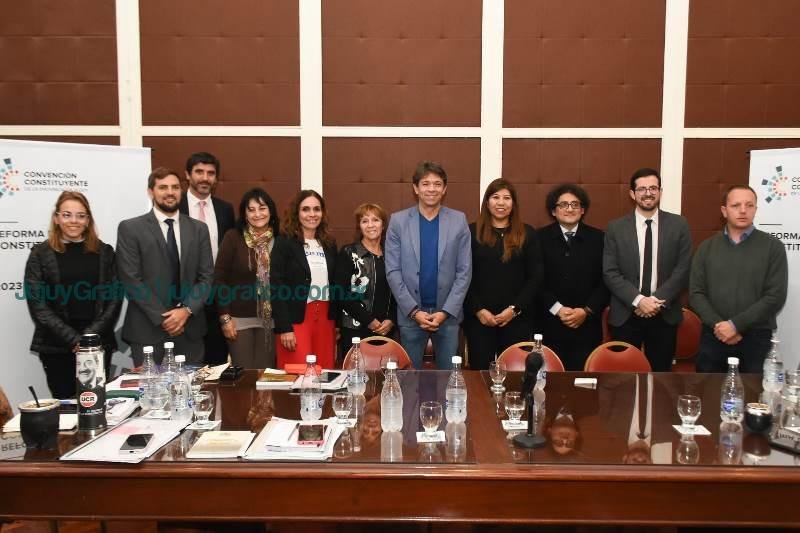 Constituyente: Poder Ejecutivo y Legislativo recibió los aportes de la Oficina Anticorrupción 1 Comisión de Poder Ejecutivo y Legislativo recibió los aportes de la Oficina Anticorrupción 43