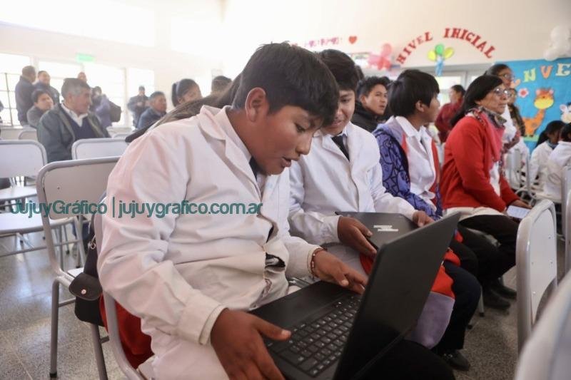 Entrega de laptops a alumnos de Lipán del Moreno 3 Entrega de laptops a alumnos de Lipán del Moreno 1