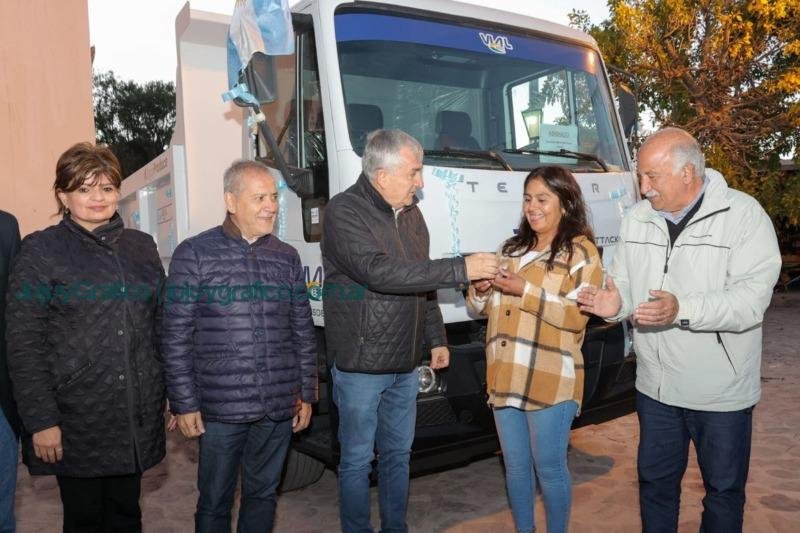 Gerardo Morales entregó un camión en Uquía 2 Gerardo Morales entregó un camión en Uquía 1