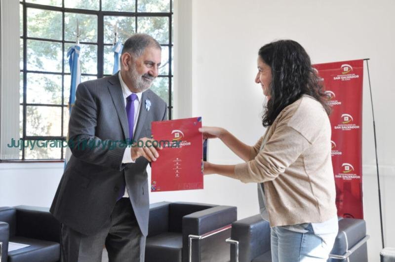 Jorge entregó un decreto de Interés Municipal por el Libro Fauna Urbana 2