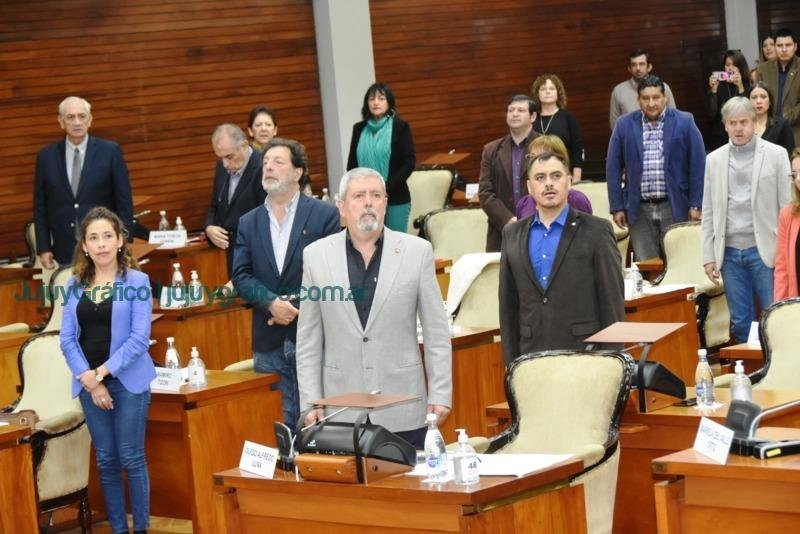Se aprobaron las licencias del Gobernador y de legisladores provinciales 3