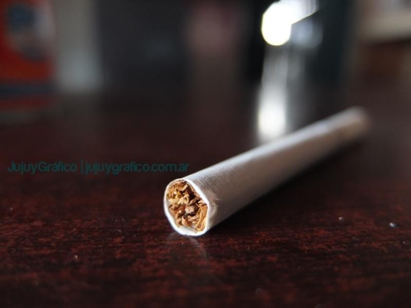 La adicción al tabaco y su vinculación con la genética 4 La adicción al tabaco y su vinculación con la genética gold ring on brown wooden table