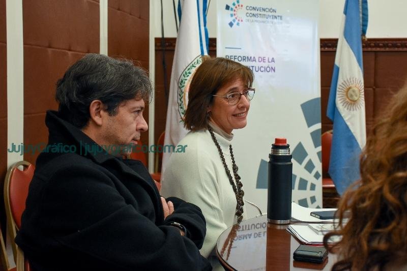 La Comisión de Poder Ejecutivo y Legislativo recibió aportes del destacado constitucionalista Juan Solá 4 La Comisión de Poder Ejecutivo y Legislativo recibió aportes del destacado constitucionalista Juan Solá 1