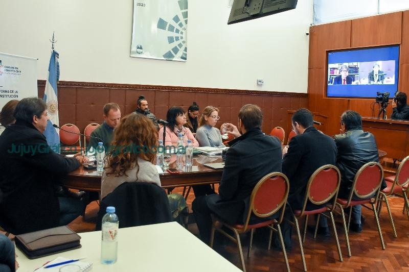 La Comisión de Poder Ejecutivo y Legislativo recibió aportes del destacado constitucionalista Juan Solá 3 La Comisión de Poder Ejecutivo y Legislativo recibió aportes del destacado constitucionalista Juan Solá 2
