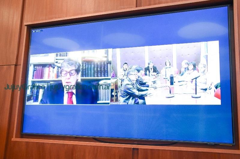 La Comisión de Poder Ejecutivo y Legislativo recibió aportes del destacado constitucionalista Juan Solá 2 La Comisión de Poder Ejecutivo y Legislativo recibió aportes del destacado constitucionalista Juan Solá 3