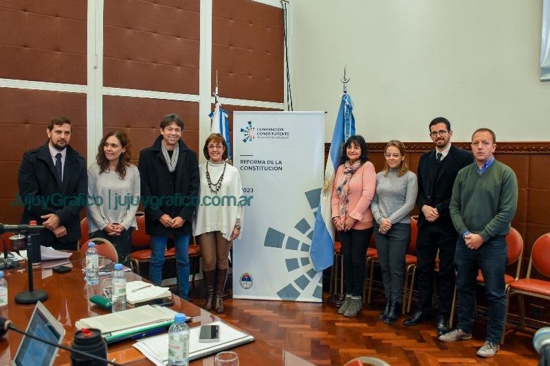 La Comisión de Poder Ejecutivo y Legislativo recibió aportes del destacado constitucionalista Juan Solá 4