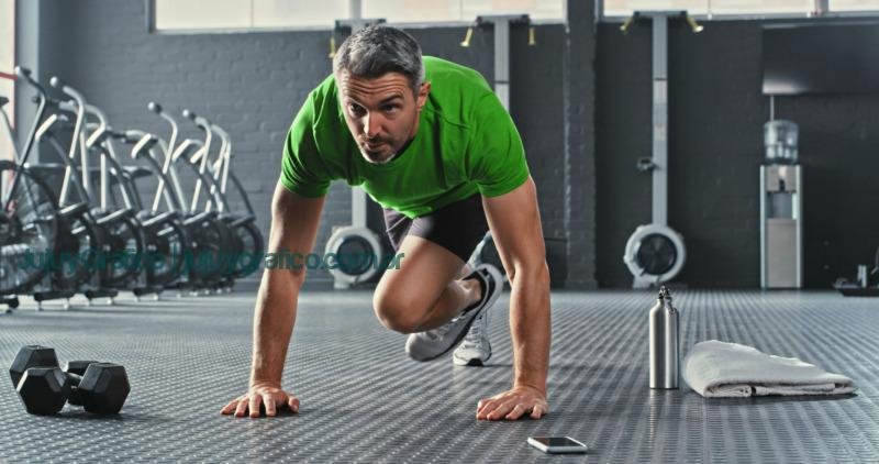 Magnesio: beneficios del mineral que está generando sensación en TikTok 2 Shot of a mature man doing mountain climbers during his workout