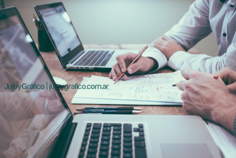 Firma de contadores que te puede ayudar a instalar tu negocio en la República Dominicana 3 person holding pencil near laptop computer Firma de contadores que te puede ayudar a instalar tu negocio en la República Dominicana