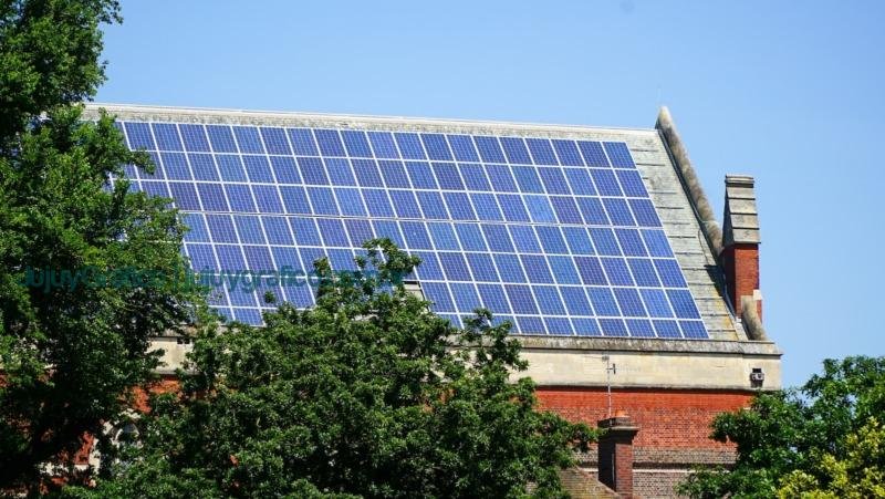 a building with a glass front
El auge imparable de la energía solar: sus principales ventajas en los últimos años