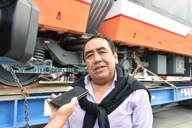 Tren turístico para la Quebrada de Humahuaca. Llegaron las unidades a Volcán 2 Intendente electo de Purmamarca, Humberto LópezTren turístico para la Quebrada de Humahuaca. Llegaron las unidades a Volcán 2