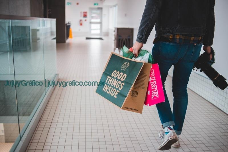 Día Mundial del Shopping: Evolución y desafíos del Comercio Minorista en Latinoamérica 2 persona caminando mientras lleva una cámara y bolsas de papel Día Mundial del Shopping: Evolución y desafíos del Comercio Minorista en Latinoamérica