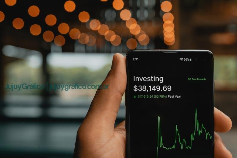 Reseñas Brokers: Protegiendo tus inversiones en el Mundo Financiero 1 a person holding up a cell phone with a stock chart on it Reseñas Brokers: Protegiendo tus inversiones en el Mundo Financiero