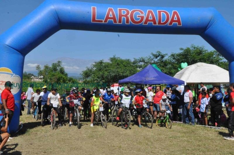 Éxito deportivo en Alto Comedero: Competencia recreativa de Mountain Bike reúne a más de 250 niños y jóvenes 3 Éxito deportivo en Alto Comedero, Competencia recreativa de Mountain Bike reúne a más de 250 niños y jóvenes 1