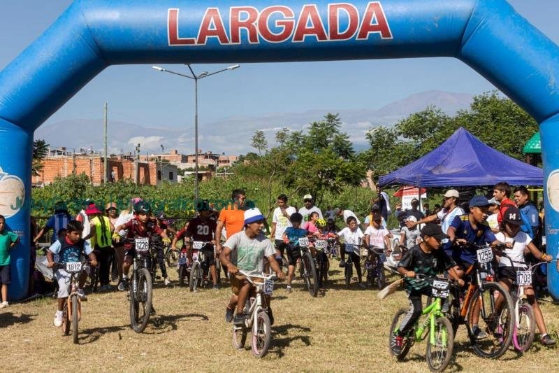 Éxito deportivo en Alto Comedero: Competencia recreativa de Mountain Bike reúne a más de 250 niños y jóvenes 4 Éxito deportivo en Alto Comedero, Competencia recreativa de Mountain Bike reúne a más de 250 niños y jóvenes 8