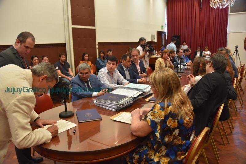 La Comisión Redactora presenta documentación de la Convención Constituyente de Jujuy 4 La Comisión Redactora presenta documentación de la Convención Constituyente de Jujuy 11