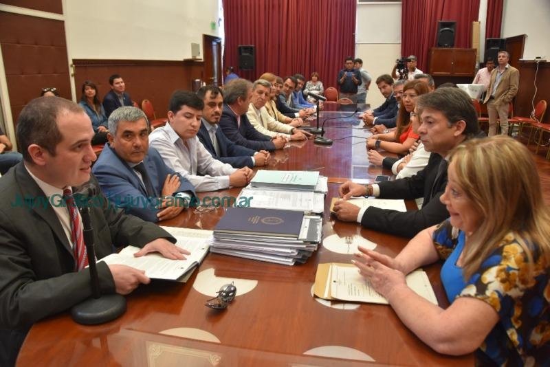 La Comisión Redactora presenta documentación de la Convención Constituyente de Jujuy 2 La Comisión Redactora presenta documentación de la Convención Constituyente de Jujuy 13