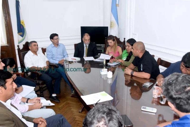 Paritarias en Jujuy. Gobierno y gremios estatales en diálogo 1 Paritarias en Jujuy. Gobierno y gremios estatales en diálogo 1
