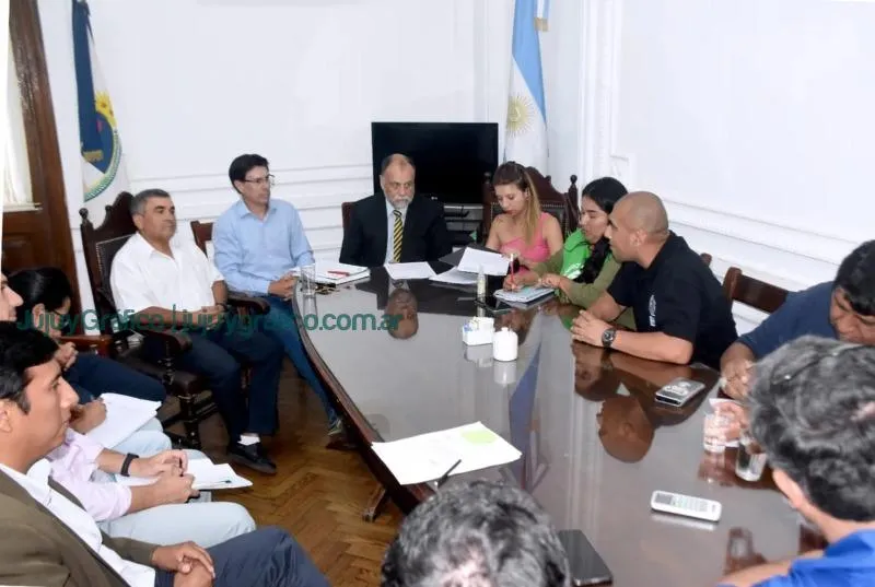 Paritarias en Jujuy. Gobierno y gremios estatales en diálogo 1 Paritarias en Jujuy. Gobierno y gremios estatales en diálogo 1