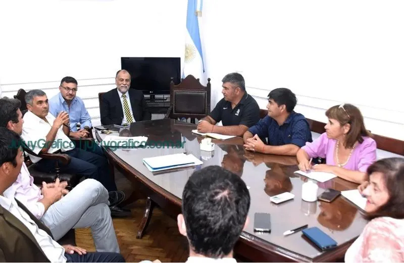 Paritarias en Jujuy. Gobierno y gremios estatales en diálogo 2 Paritarias en Jujuy. Gobierno y gremios estatales en diálogo 2