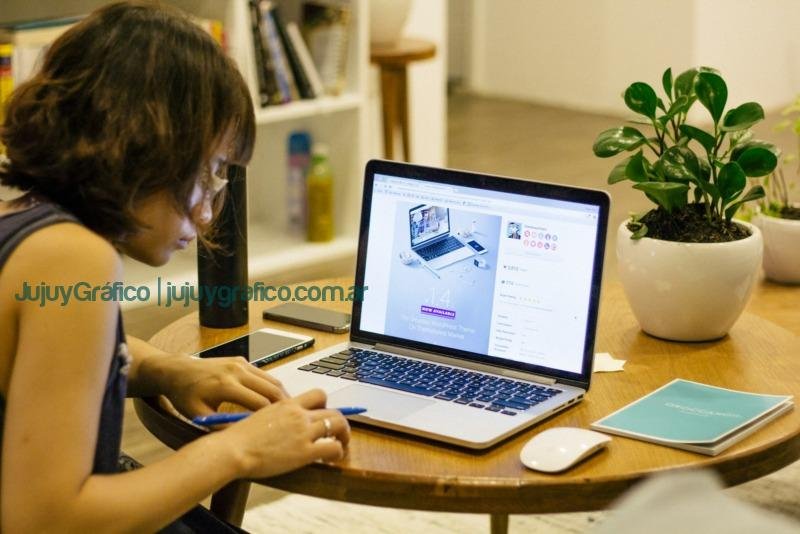 Becas de estudios 2024 en Japón: Todo lo que debes saber para postularse 3 woman browsing on her laptop Becas de estudios en Japón: Todo lo que debes saber para postulare