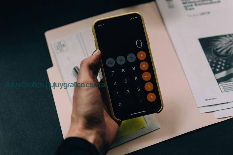 black Android smartphone Invierte inteligentemente: Descubre cómo funcionan los Fondos Comunes de Inversión para maximizar tus ganancias