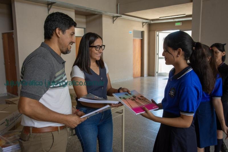 Ledesma fortalece la educación en Jujuy con la entrega de cuadernos 1