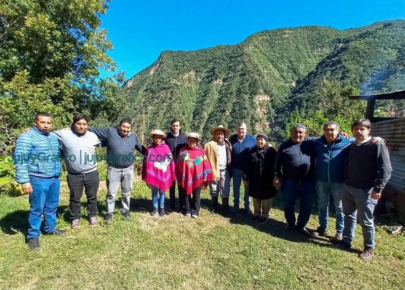Gobernador Sadir con comisionados municipales en Valle Grande